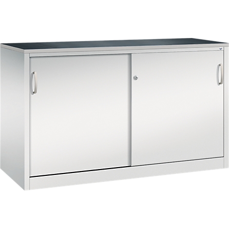 Ein weißer Metallschrank mit zwei Schiebetüren und silbernen Griffen vor neutralem Hintergrund.