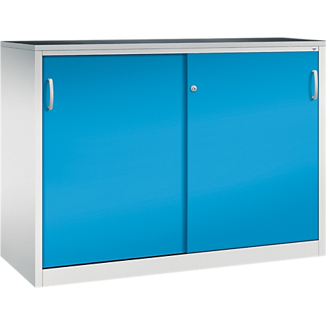 Ein weißer Metallschrank mit zwei hellblauen Schiebetüren und silbernen Griffen vor neutralem Hintergrund.