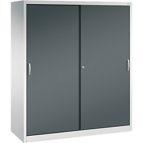 Ein weißer Metallschrank mit zwei grauen Schiebetüren und silbernen Griffen vor einem neutralen Hintergrund.