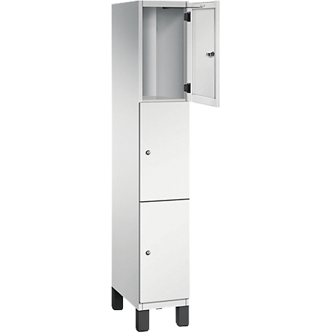 Weißer Schrank mit geöffneter Tür. Untere Türen geschlossen. Schwarze Füße.