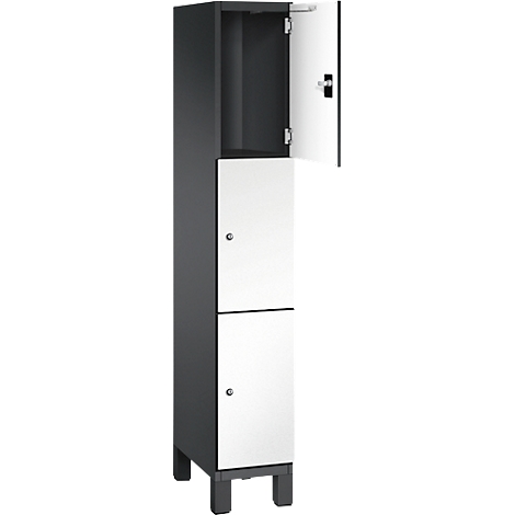 Grau-weißer Schrank mit geöffneter oberer Tür. Zwei weitere Türen darunter, geschlossen.