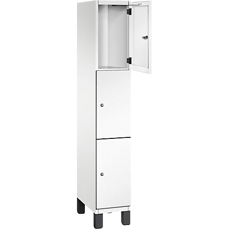 Weißer, hoher Schrank mit drei Türen, eine Tür geöffnet. Schwarze Füße.