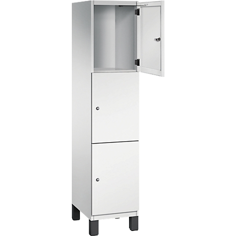 Ein weißer Schrank mit zwei Türen und einer offenen Tür. Der Schrank steht auf schwarzen Füßen.