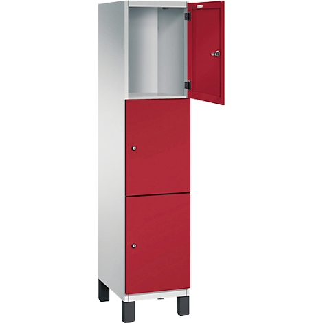 Schrank in Weiß mit roten Türen, eine Tür ist geöffnet.