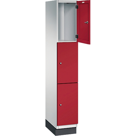 Schrank mit weißem Korpus und roten Türen, eine davon geöffnet. Chromfarbene Griffe.