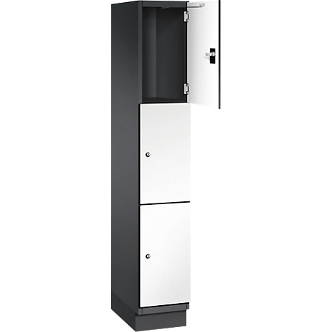 Schrank mit grauen Seiten und weißen Türen, eine ist geöffnet.