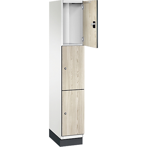 Schrank mit Holztüren, eine davon offen, Blick ins Innere.