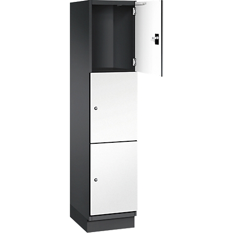 Schrank mit grauen Seiten und weißen Türen, eine Tür geöffnet. Türgriff und Schlossdetails sichtbar.