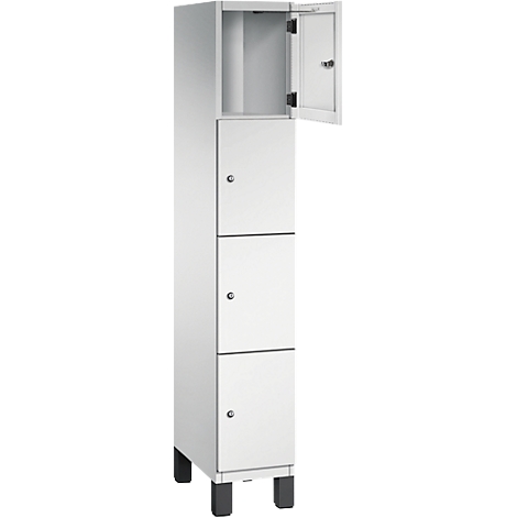 Ein weißer, schmaler Schrank mit drei Türen, eine davon geöffnet.