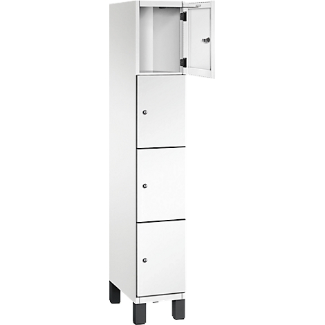 Weißer, hoher Schrank mit 4 Fächern, eine Tür offen. Schwarze Beine. 