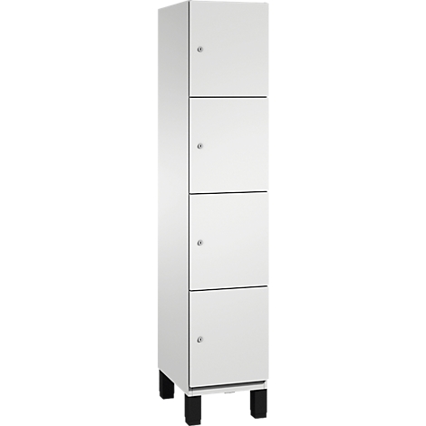 Schmaler, weißer Schrank mit vier Türen, kleinen Knöpfen und schwarzen Füßen.