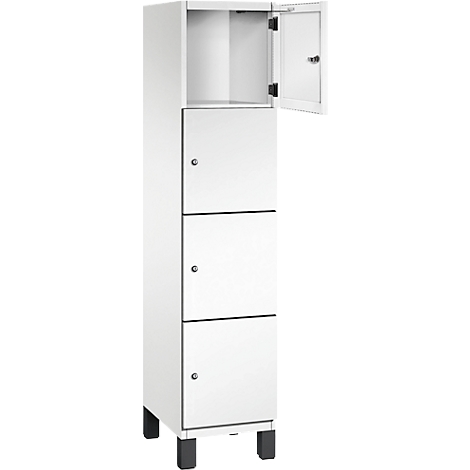 Weißer, schmaler Schrank mit drei Türen und einer offenen oberen Tür. Schwarze Füße, silberne Türgriffe.