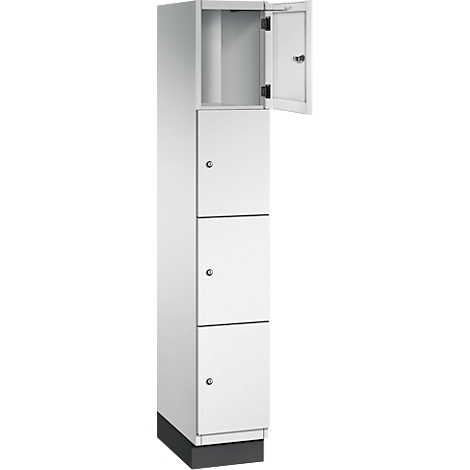 Weißer Spind mit drei Türen und einem offenen Fach oben. Die oberste Tür ist geöffnet.