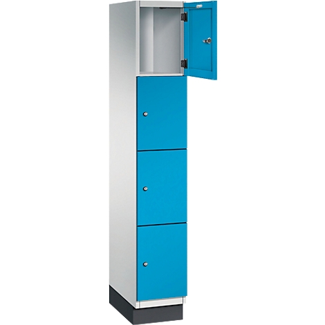 Ein dreiteiliger, blauer Spind, dessen obere Tür geöffnet ist.