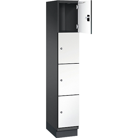 Grauer Schrank mit vier weißen Türen, eine davon geöffnet. Oben ein offenes Fach, darunter drei geschlossene Fächer.