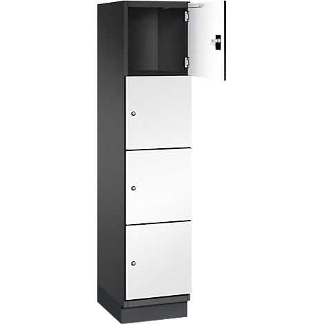 Grauer Schrank mit drei weißen Türen, eine davon geöffnet.