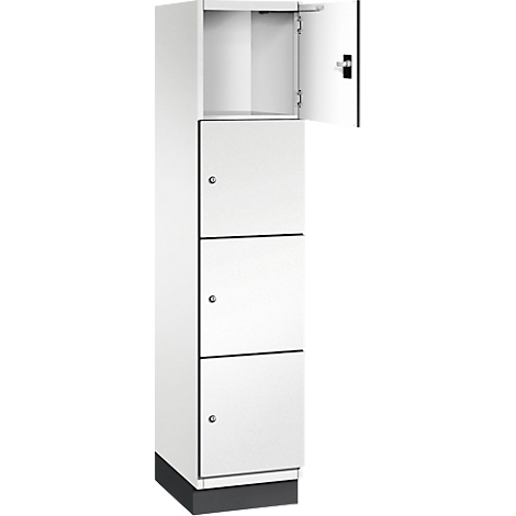 Weißer Schrank mit vier Fächern. Eine Tür ist geöffnet.