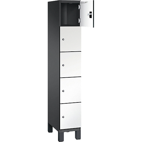 Grauer Schrank mit weißen Türen, eine Tür geöffnet.