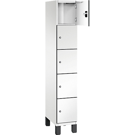 Schrank in Weiß mit vier Fächern und einer offenen Tür. Schwarze Füße. 