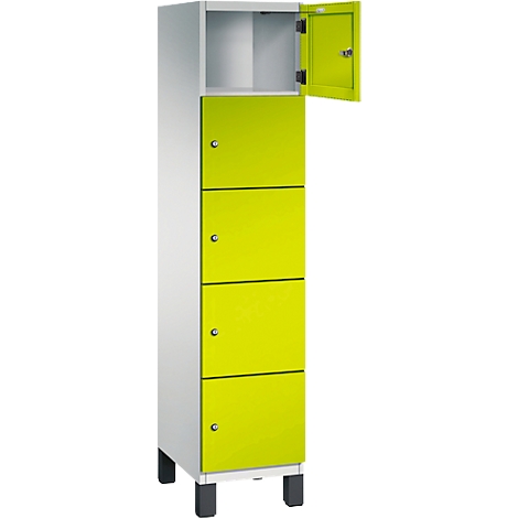 Ein hoher, weiß-gelbgrüner Spind mit vier Türen, eine geöffnet.
