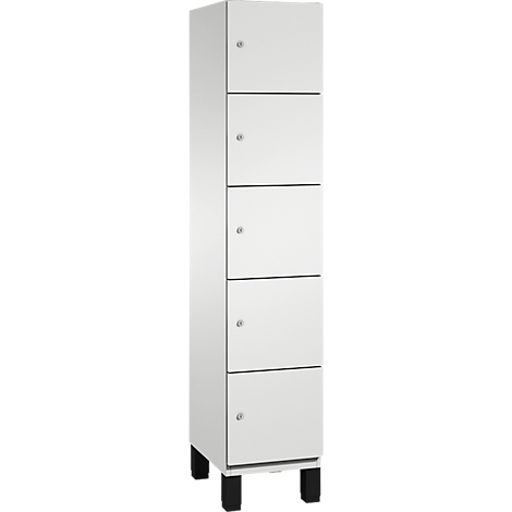 Weißer Schrank mit sechs Türen und schwarzen Füßen.