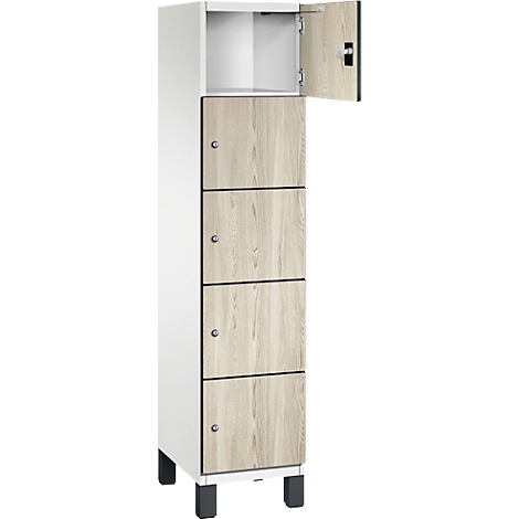 Schrank mit vier Fächern, davon eines geöffnet. Türen mit Holzoptik, weißer Korpus. Schwarze Füße und Griff.