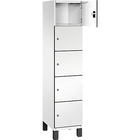 Weißer Spind mit vier abschließbaren Türen. Eine Tür ist geöffnet.