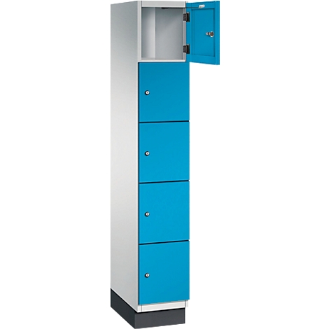 Blauer Schrank mit vier Fächern, offener oberer Fach. Graues Metall, blaue Türen, silberne Griffe.