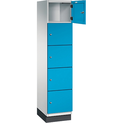 Ein weiß-blauer Schrank mit vier blauen Türen, eine Tür geöffnet. Jede Tür hat ein silbernes Schloss.