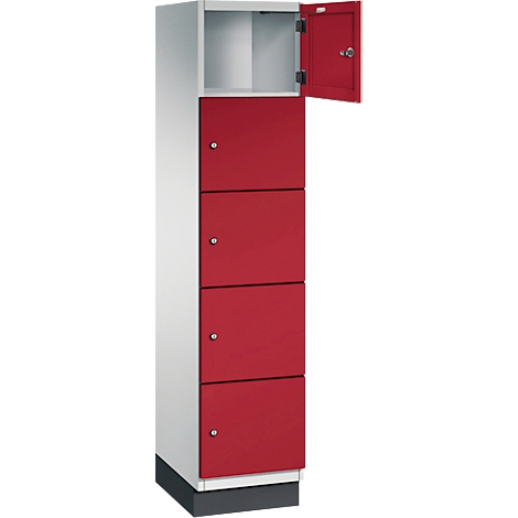 Schrank mit roter Tür, die obere Tür ist offen.