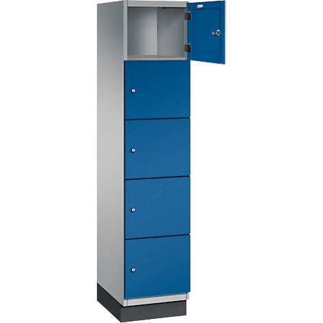 Grau-blauer Spind mit vier Fächern und einer offenen Tür.