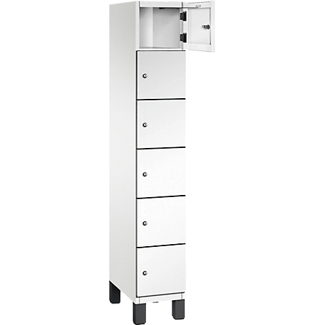 Weißer, schmaler Schrank mit sechs Türen, eine ist geöffnet.