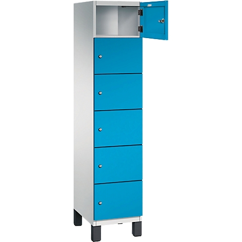 Schrank mit blauen Türen, eine Tür ist geöffnet. Graue Seitenwände. Schwarze Füße.