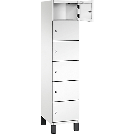 Weißer Schrank mit sechs Fächern, eines geöffnet. Auf schwarzen Füßen stehend.