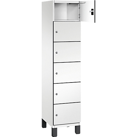 Weißer, hoher Schrank mit sechs Türen, eine Tür ist geöffnet. Der Schrank steht auf schwarzen Füßen.