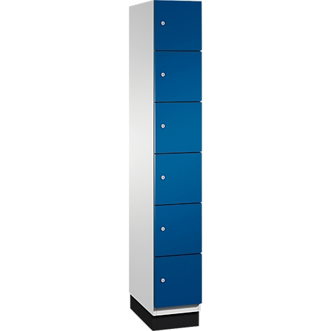 Schrank mit sechs blauen Türen und silbernen Knöpfen. Weiße Seitenteile, schwarzer Sockel.