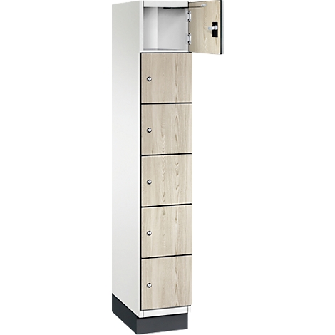 Schrank mit hellem Holzdekor. Eine Tür ist geöffnet.