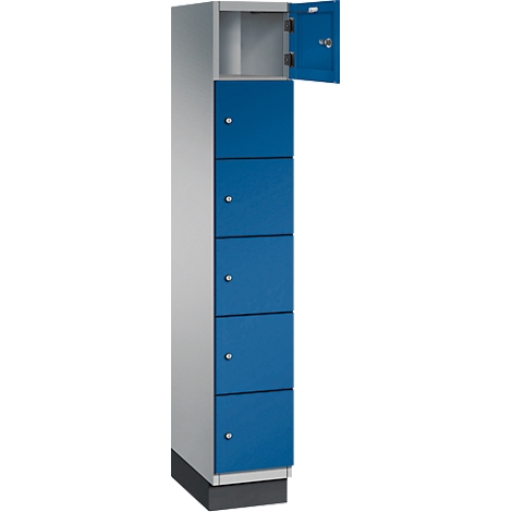 Schrank mit fünf blauen Türen, eine Tür geöffnet. Silberne Seiten und oberer Bereich, schwarzer Sockel.