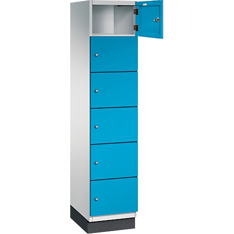 Ein hoher, grauer Spind mit sechs blauen Türen, eine Tür geöffnet.