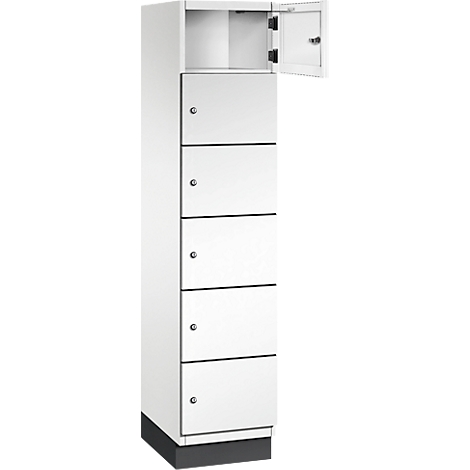 Weißer Stahlschrank mit mehreren Fächern; eine Tür ist offen. Schwarzer Sockel, silberne Schlösser.