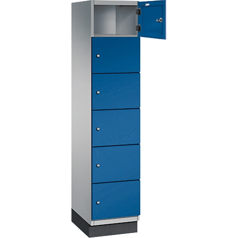 Schrank mit sechs blauen Türen, eine davon geöffnet. Grau-silberner Korpus. Schlichtes Design.
