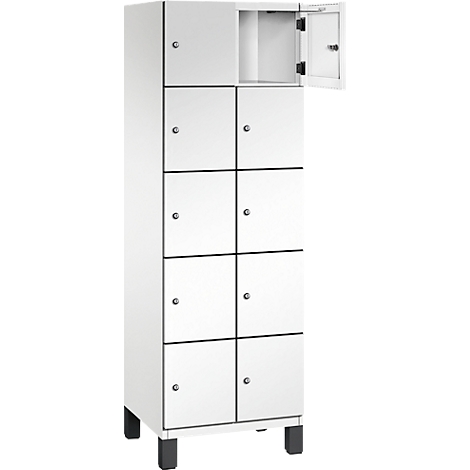 Weißer Spind mit acht Fächern. Eine Tür ist geöffnet.