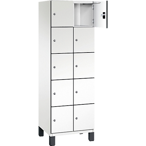 Weißer Schrank mit acht Fächern und einer geöffneten Tür. Der Schrank steht auf schwarzen Füßen.