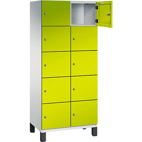 Ein hoher, neongrüner Schrank mit acht Türen, eine Tür ist geöffnet. Der Schrank hat graue Füße und einen weißen Korpus.