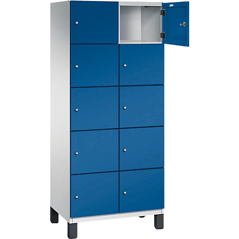 Blaue Spinde, eine Tür geöffnet, Blick ins Innere.