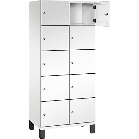 Weißer Spind mit acht Fächern, eine Tür geöffnet, graue Beschläge.