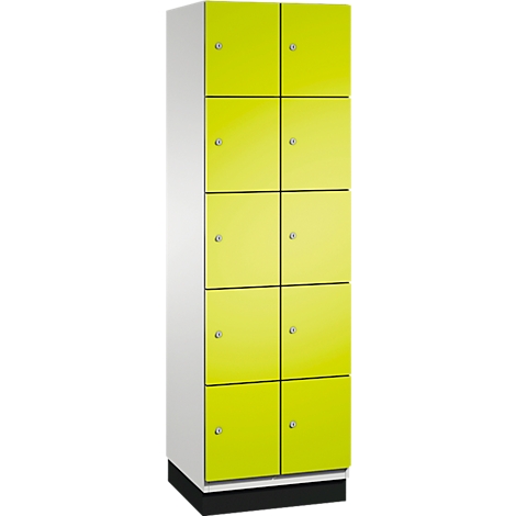 Ein Schrank mit zehn Türen, jede mit einem kleinen silbernen Griff. Die Türen sind gelbgrün, der Rahmen weiß, die Basis schwarz.