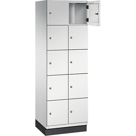 Weißer Schrank mit mehreren Fächern, eine Tür geöffnet.