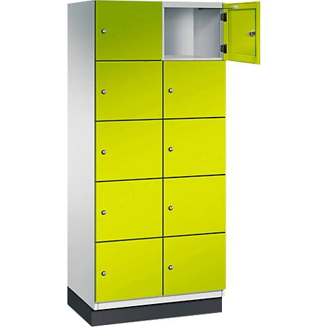 Neongrüner Spind mit acht Fächern, ein Fach geöffnet.