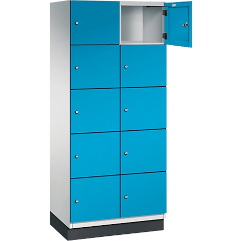 Blauer Spind mit offenen und geschlossenen Fächern. Helles Gehäuse, dunkler Sockel.